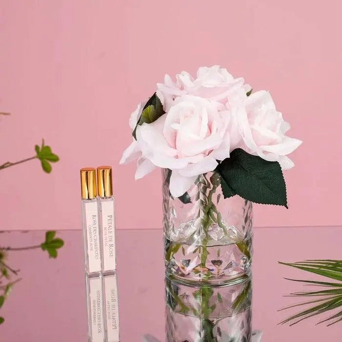 Cote Noire herringbone glass diffuser with 5 French pink roses, close up