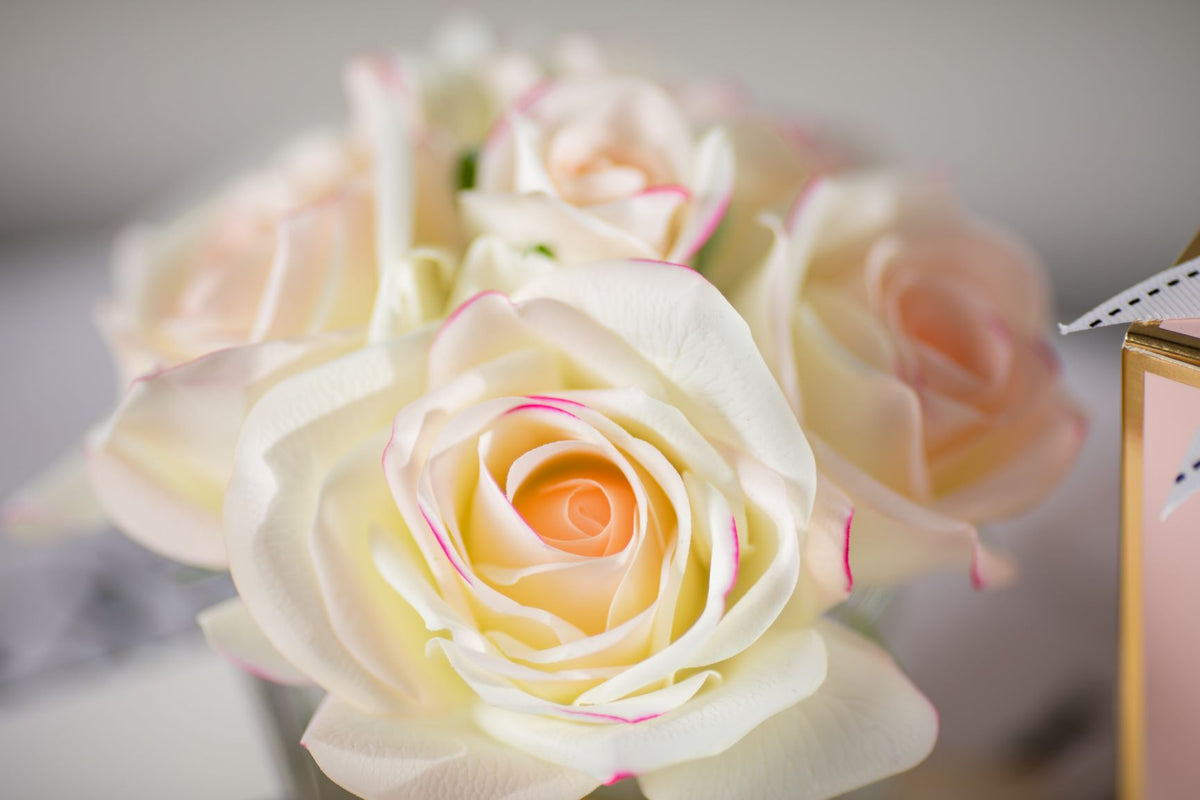 Cote Noire five roses in clear glass, pink blush, detail