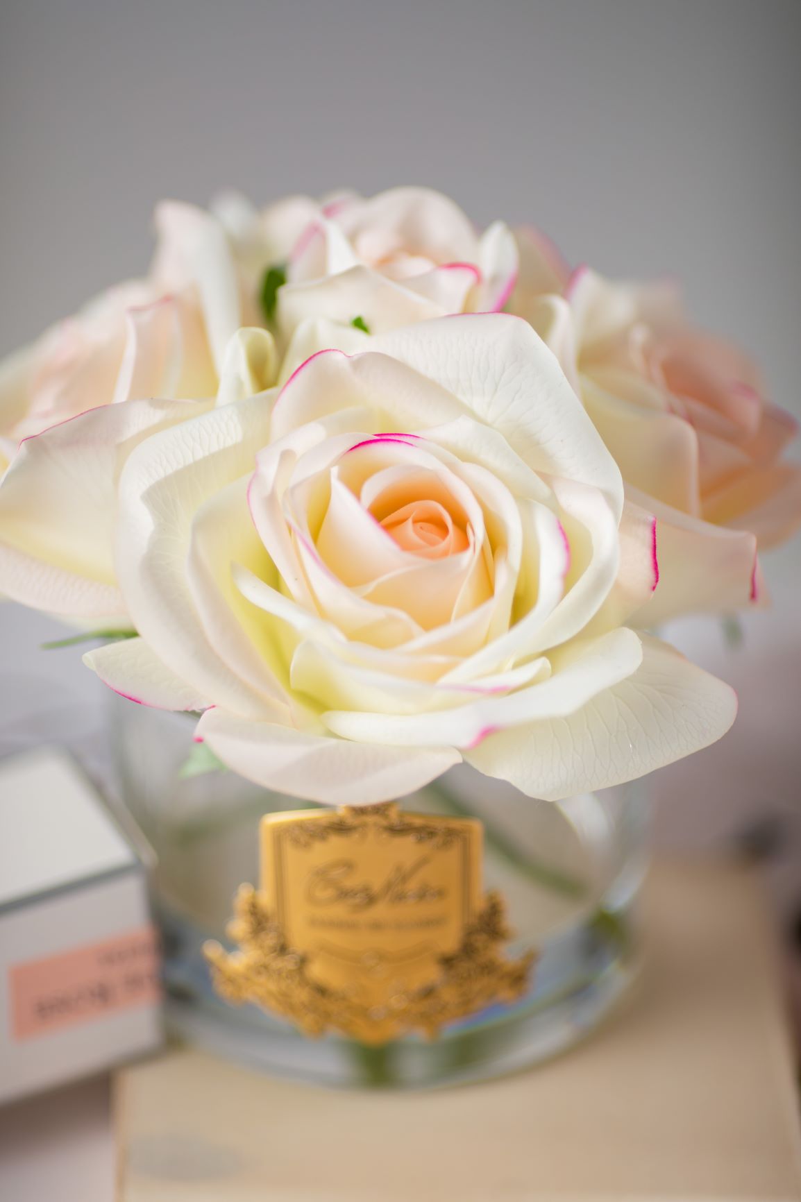 Cote Noire five roses in clear glass, pink blush, side view