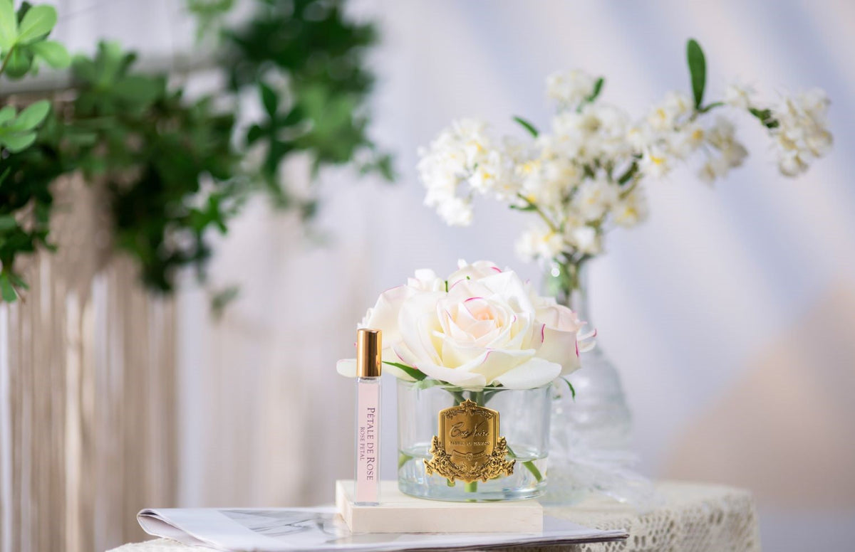 Cote Noire five roses in clear glass, pink blush, close up