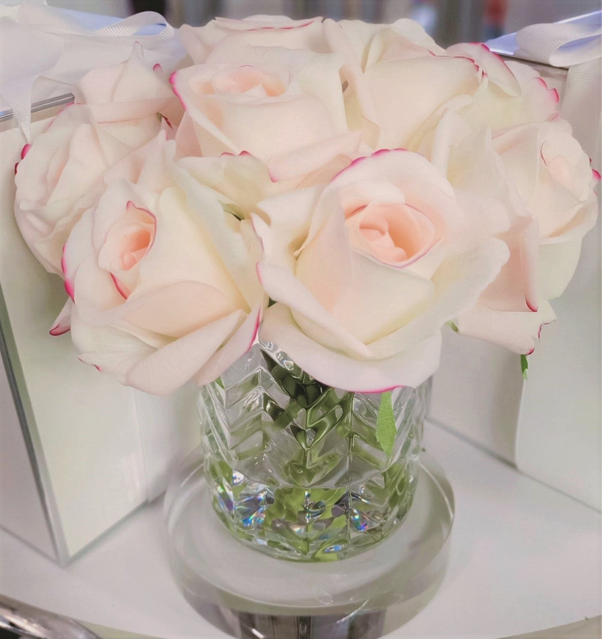 Cote Noire herringbone flower in clear glass, pink blush rose buds, close up
