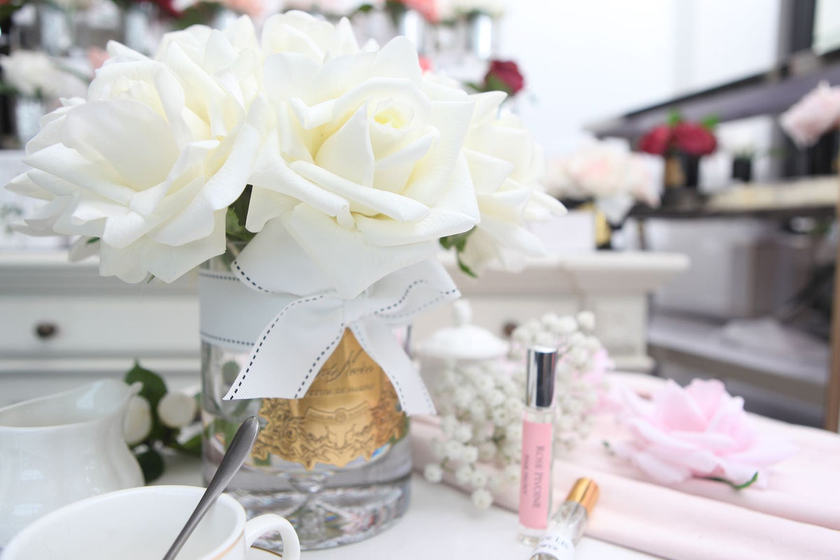 Cote Noire grand bouquet roses, ivory white, lifestyle shot