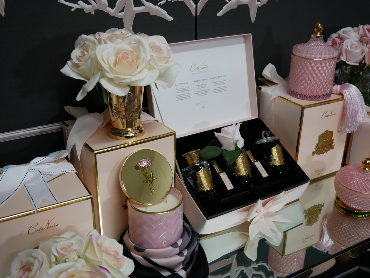 Cote Noire seven rose bouquet in pink blush, close up